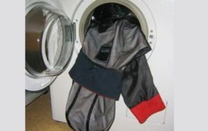 Sportinio kostiumo skalbimas skalbimo mašinoje