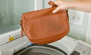 Je možné prát koženou tašku v pračce?
