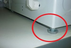 Come regolare i piedini di una lavatrice Bosch?