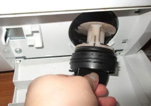 Cum să scurgi apa dintr-o mașină de spălat Bosch