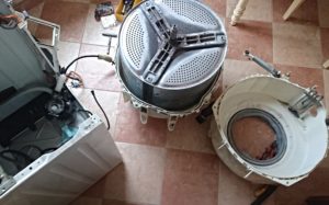 Paano tanggalin ang drum sa isang Kandy washing machine?