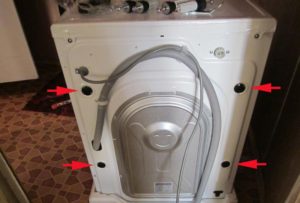 Îndepărtarea șuruburilor de transport pe o mașină de spălat Candy