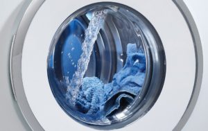 Pračka Kandy neodstřeďuje ani nevypouští vodu