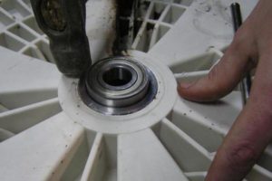 Paano baguhin ang mga bearings sa isang Whirlpool washing machine?