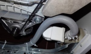 ¿Cómo cambiar la manguera de desagüe en una lavadora Electrolux?