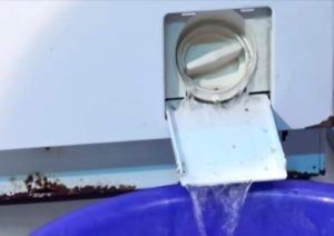Hoe water uit een Zanussi-wasmachine af te tappen