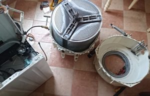 How to remove the drum from an Electrolux washing machine