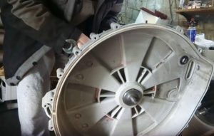 Hoe de trommel uit een Zanussi-wasmachine te verwijderen