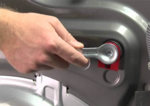 Cum se strâng șuruburile de transport la o mașină de spălat?