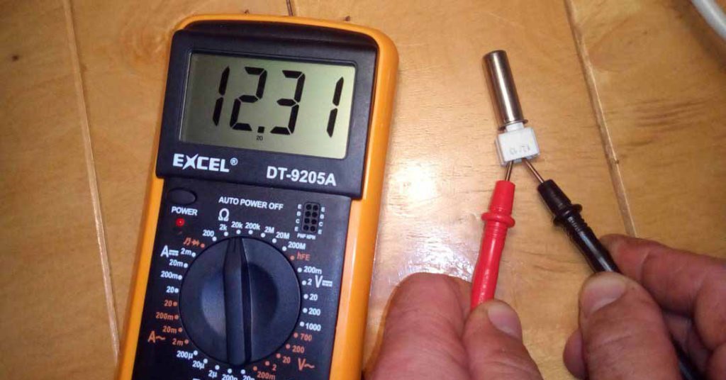 kontrollere termistoren med et multimeter