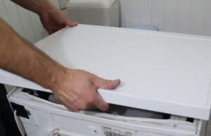 Come aprire il coperchio superiore di una lavatrice Ardo