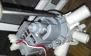 How to change the drain pump of a Whirlpool washing machine?