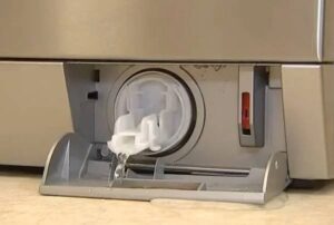 Paano linisin ang filter ng AEG washing machine