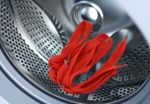 O sfoară este blocată în tamburul mașinii de spălat