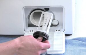 Où se trouve le filtre dans la machine à laver ?
