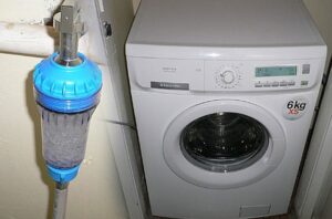 Hvordan installere et geyserfilter for en vaskemaskin