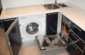 Cozinha com máquina de lavar roupa e máquina de lavar louça