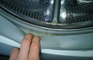 Dlaczego woda pozostaje w mankiecie pralki?
