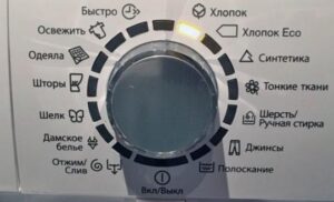 Cartello "Lavaggio a mano" su una lavatrice