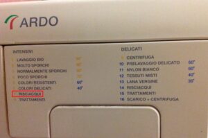 Cum traduceți „Risciacqui” pe o mașină de spălat?
