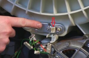 Comment retirer le capteur de température dans une machine à laver ?