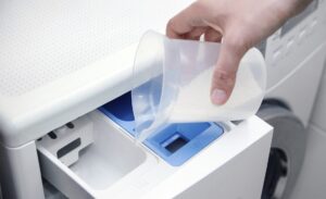 Kam přidat odstraňovač skvrn do pračky?