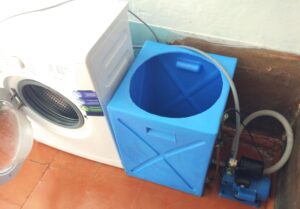 Anschließen der Waschmaschine an den Wassertank