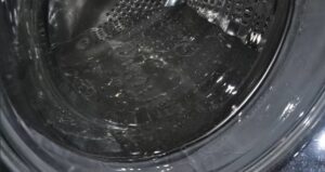 Terdapat air dalam dram dalam mesin basuh