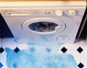 Při praní vytéká voda z pračky