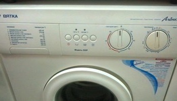 Wie schalte ich die Vyatka-Waschmaschine ein?