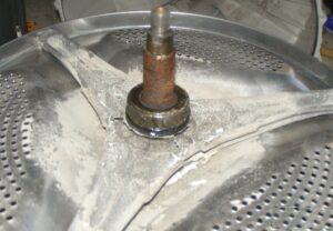 How to remove the shaft from the drum of a washing machine?