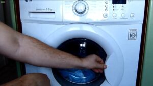 Ako otvoriť zaseknuté dvierka na práčke
