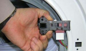 How to remove the lock of an Indesit washing machine?