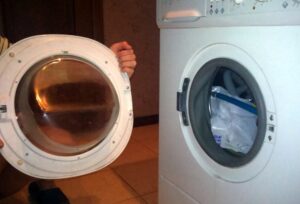 Is it possible to hang the door of a washing machine?