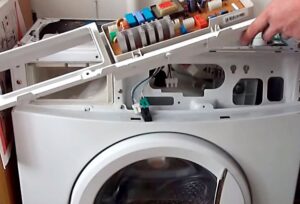 Rimozione del pannello di controllo su una lavatrice