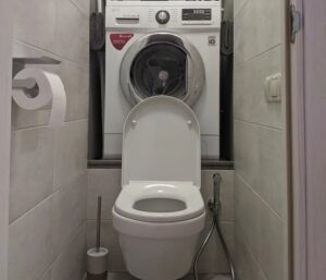 Instalarea unei mașini de spălat în toaletă