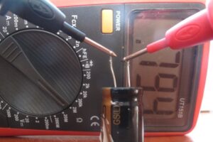 Comment vérifier un condensateur de machine à laver avec un testeur ?