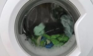 Kodėl skalbimo mašina plauna nesustodama?