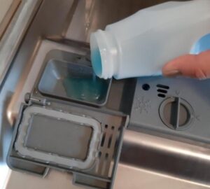 Di mana untuk menuangkan gel pencuci pinggan mangkuk?