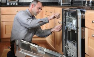 Memeriksa mesin basuh pinggan mangkuk terpakai apabila membeli terpakai