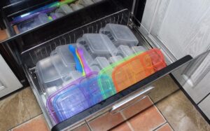 Pot fi spălate recipientele din plastic în mașina de spălat vase?