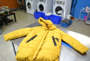 ¿Cómo secar adecuadamente una chaqueta de plumas después de lavarla en una lavadora?