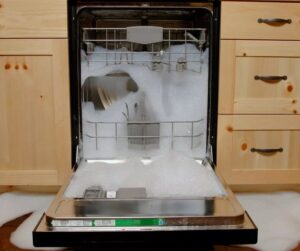 Por que a espuma está vazando da minha máquina de lavar louça?