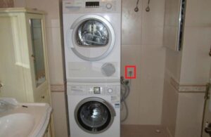 Disposição de tomadas para máquina de lavar e secar em coluna