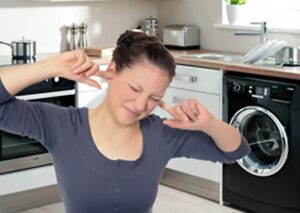 Warum macht die Waschmaschine beim Spülen ein lautes Geräusch?