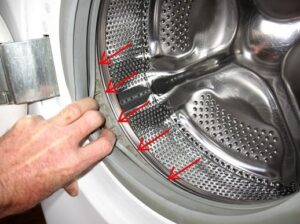 Būgnas trinasi į guminę juostelę skalbimo mašinoje