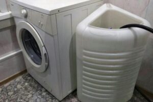 Kaip sumontuoti skalbimo mašiną su vandens bakeliu