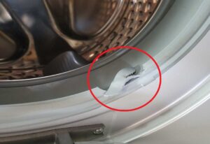 Die Manschette in der Waschmaschine zwischen Trommel und Tür ist gerissen