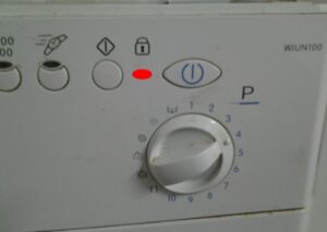 המנעול האדום במכונת הכביסה של Indesit פועל