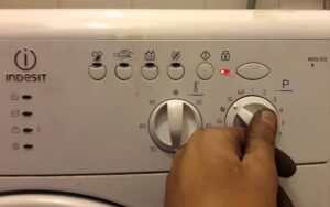 Jak zapnout pračku Indesit